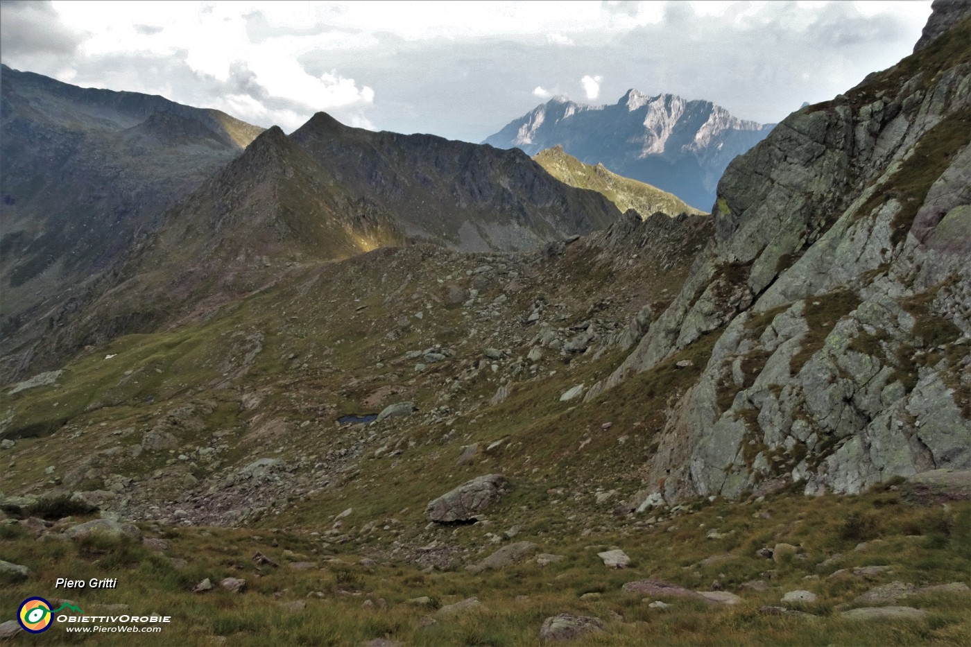 96 Dal Passo del Tonale seguo labile traccia con ometti per scendere al Passo di Mezzeno.JPG